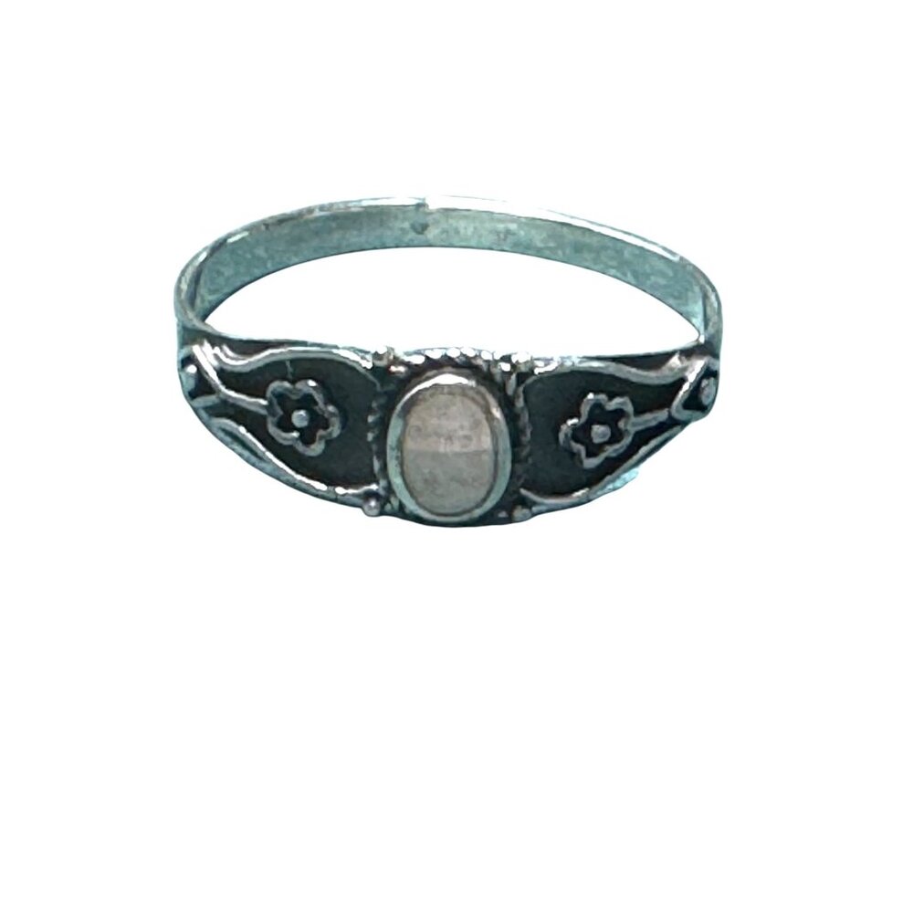 Vintage Sterling Silver Floral Ring with Oval mother-of-pearl or moonstone caboc